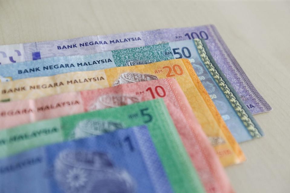 On paper if you really do the math, the average middle- to upper-middle income winner pays a higher ratio of tax to earnings than even the richest people in Malaysia, the latter of which know how to park their earnings in offshore investments. — Picture by Sayuti Zainudin