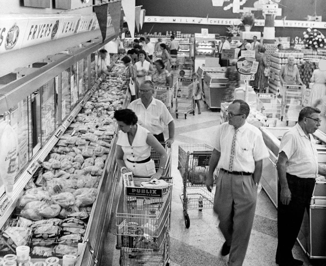 Publix shoppers in the 1950s. Doug Kennedy/Miami Herald File