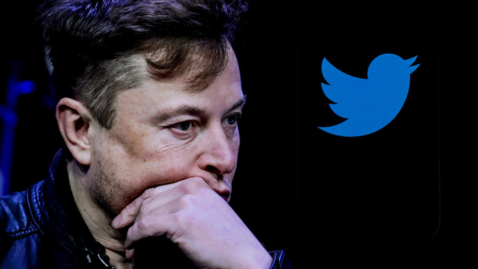 Elon Musk gyda'r logo Twitter