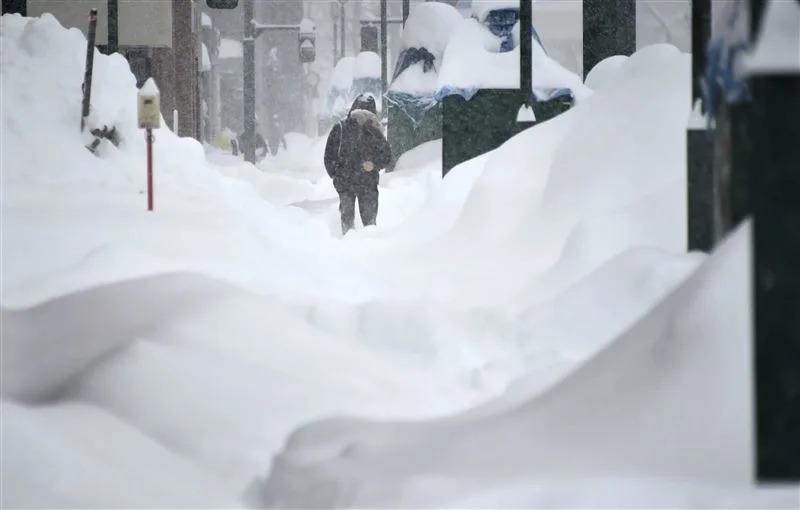 受強烈寒流影響，北海道出現零下24度低溫，道路積雪比人還高，寸步難行。（圖／美聯社／達志影像）