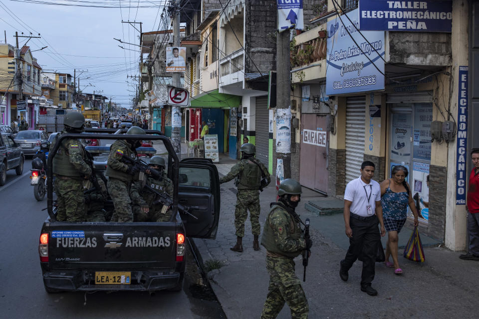 Soldados patrullando en Guayaquil, la ciudad más grande de Ecuador, que también ha sufrido la violencia del narcotráfico. (Victor Moriyama/The New York Times)

