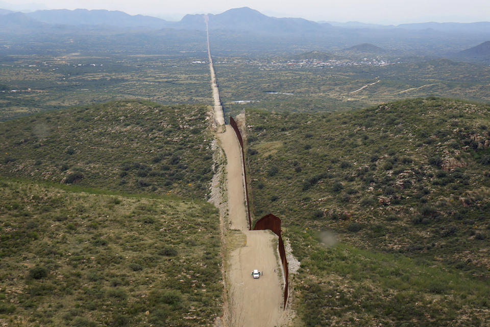 Un muro que separa a México y EEUU se interrumpe abruptamente en un sector remoto de la frontera (centro, parte inferior de la foto). Muchos migrantes intentan ingresar ilegalmente a EEUU por allí y fallecen al cruzar a pie el desierto que los espera en territorio estadounidense. Foto del 8 de septiembre del 2022 tomada cerca de Sasabe (Arizona). (AP Photo/Giovanna Dell'Orto)