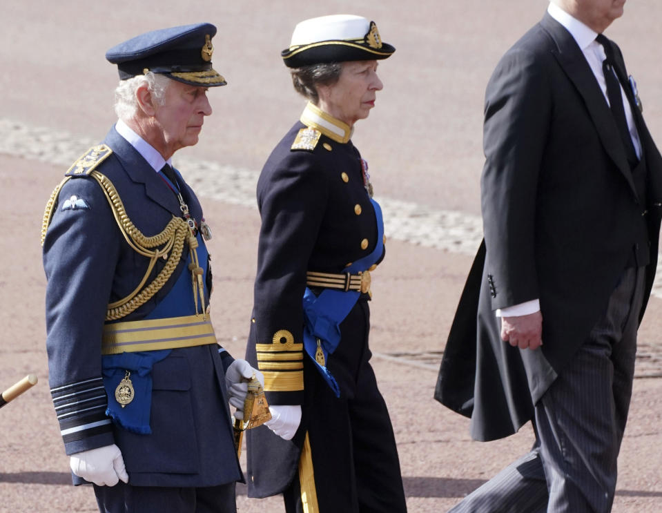 El rey Carlos III y la princesa Ana siguen el féretro de la reina Isabel II en la procesión desde el Palacio de Buckingham hasta el Parlamento, Londres, miércoles 14 de setiembre de 2022. (Ian West/Pool Photo via AP)