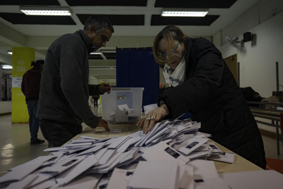 Los trabajadores electorales cuentan las papeletas después del cierre de las urnas durante una elección para elegir a los miembros de un Consejo Constitucional que redactará una nueva propuesta de constitución en Santiago, Chile, el domingo 7 de mayo de 2023. (AP Foto/Esteban Félix)