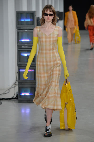 <p>Otro tip para lucir esta tendencia es en un vestido de tirantes de corte ‘A’, en un color que evoque la temporada de primavera-verano. “Opta por un naranja, lila o amarillo”, dijo la asesora de imagen. Inspírate en este vestido de Aalto. <em>Foto: Francois Durand/Getty Images</em> </p>