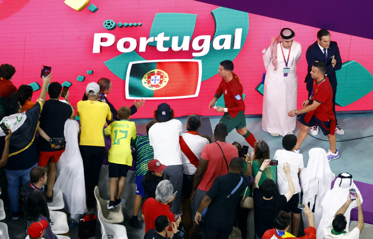 Cristiano Ronaldo camina rumbo a los vestidores tras el partido que Portugal le ganó a Suiza. (REUTERS/Peter Cziborra)