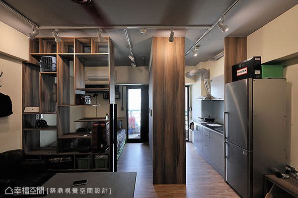 具備衣櫃與電器櫃雙面機能的大型櫃體，界分出獨立廚房。