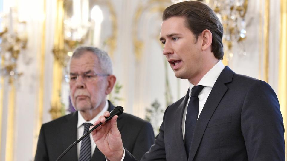 Bundespräsident Alexander van der Bellen (l) und Bundeskanzler Sebastian Kurz fordern von Deutschland eine umfassende Aufklärung zu den Enthüllungen, dass der Bundesnachrichtendienst (BND) über viele Jahre systematisch in der Alpenrepublik Behörden und Firmen abgehört haben soll. Foto: Hans Punz/APA