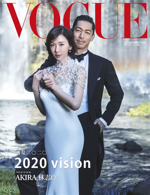 林志玲與AKIRA婚紗封面照。（圖／VOGUE雜誌提供）