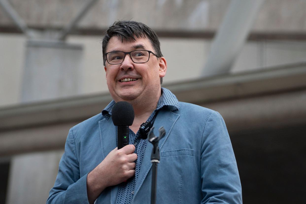 Edinburgh, Scotland, UK. 17th August 2023. Graham Linehan performs as part of a Comedy Unleashed stand up show outside the Scottish Parliament in the open air tonight after previous two venues cancelled the show . Ticket holders for the original show at Leith Arches formed the audience. Iain Masterton/Alamy Live News