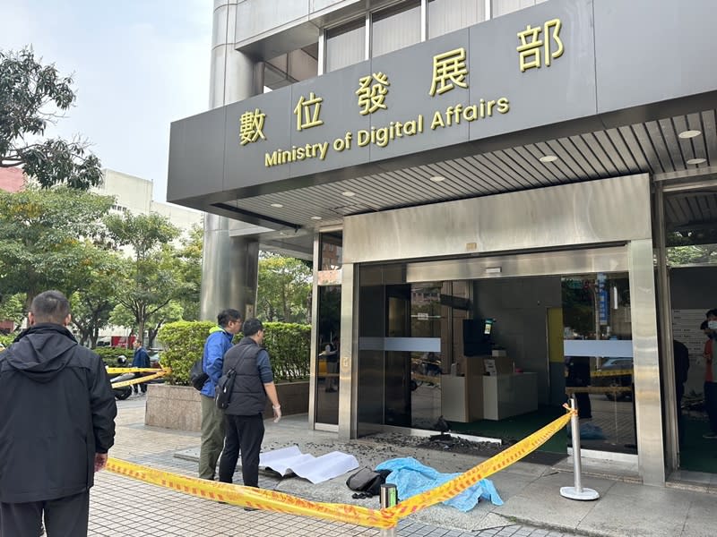 Le 28, quelqu'un a tiré sur le portail du bureau du département de développement numérique sur Yanping South Road.  (Agence centrale de presse)