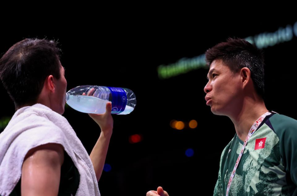 港隊男單主帥黃綜翰（右）場上指導伍家朗。（圖：Badminton Photo）