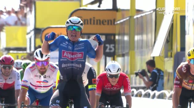 Jasper Philipsen à l'arrivée de la 4e étape du Tour de France, persuadé d'avoir gagné. (Photo: Capture Eurosport)