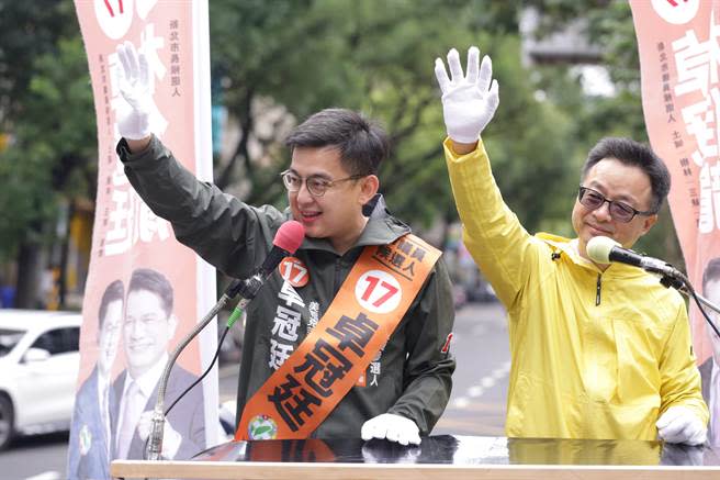 新北市議員候選人卓冠廷今安排從早到晚一系列的拜票活動，今早號召百餘名鶯歌鄉親站在陶博館前站路口，並邀請民進黨前秘書長羅文嘉前進三峽及樹林車掃。（卓冠廷選辦提供）