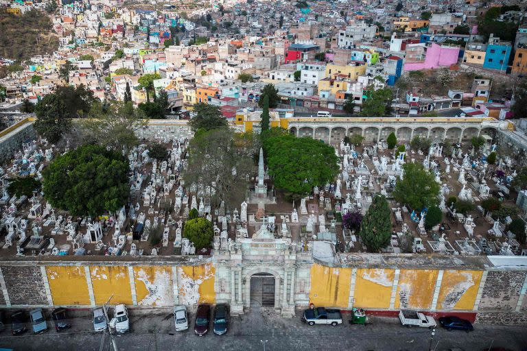 Vista del cementerio de Santa Paula y la ciudad de Guanajuato detrás
