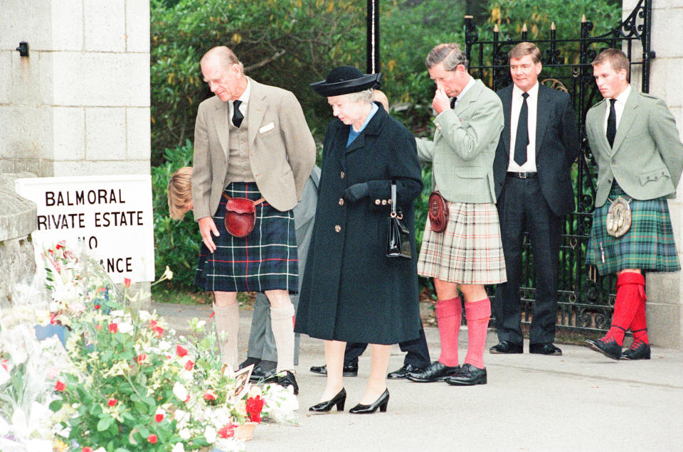 <p>La muerte de Lady Di en 1997 sacudió a la familia real, captada durante un homenaje en Balmoral el 5 de septiembre de ese mismo año. El matrimonio de su hijo trajo muchos problemas a la soberana y algunos artículos de 1995 señalan que fue ella quien pidió a Carlos que formalizara su divorcio tras años separado. (Foto: Robert Patterson / Getty Images)</p> 