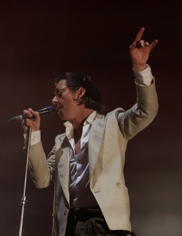 Le guitariste et  leader du groupe Arctic Monkeys, Alex Truner, lors d'un festival de musique près de Lisbonne le 12 juillet 2018 - JOSE MANUEL RIBEIRO © 2019 AFP