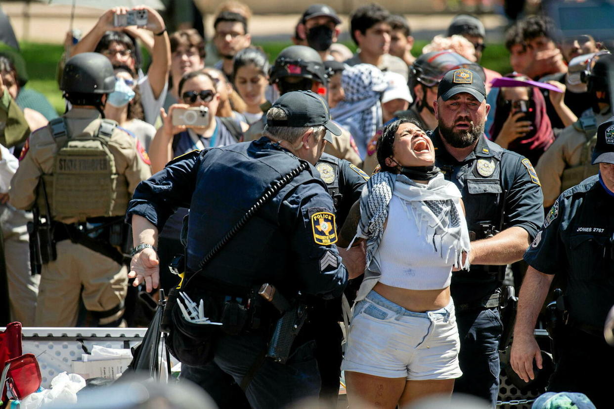 La police arrête une manifestante pro-Palestine à l'université du Texas à Austin, le 29 avril 2024.  - Credit:Mario Cantu/CSM/Shutterstock/SIPA 