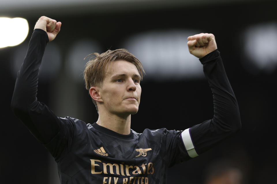 El volante de Arsenal Martin Odegaard celebra tras la victoria 3-0 ante Fulham en la Liga Premier inglesa, el domingo 12 de marzo de 2023, en Londres. (AP Foto/Ian Walton)