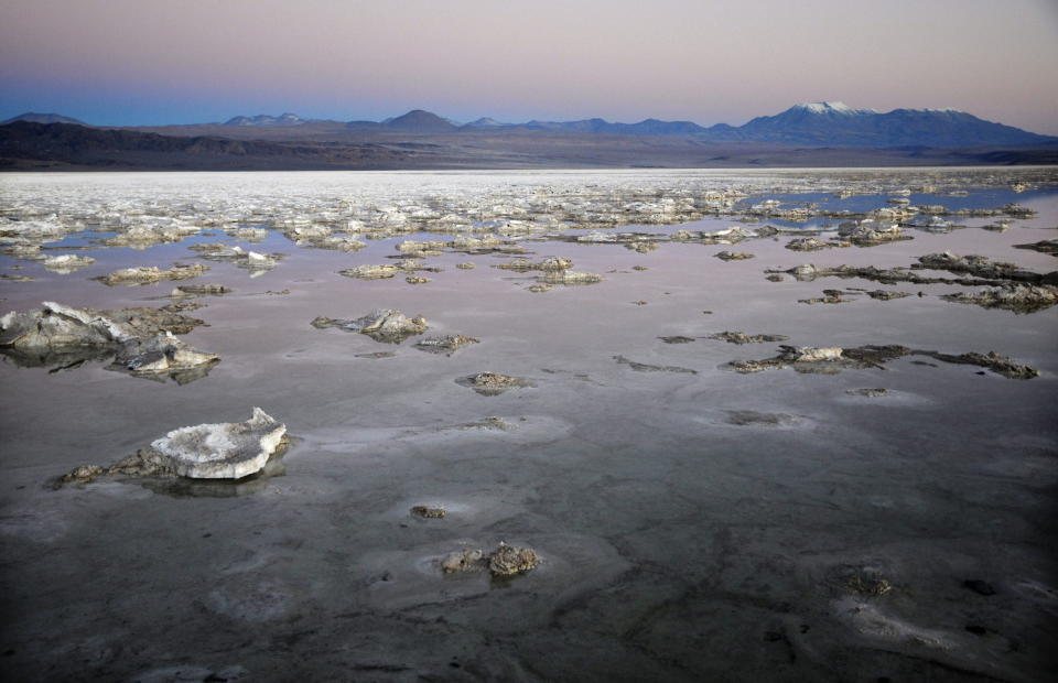 Gesamtansicht des Salar de Atacama, einer der wichtigsten Lithiumvorkommen Chiles. Im Jahr 2013 lieferte Chile 76 Prozent der deutschen Lithiumimporte. 2023 waren es nur noch 47 Prozent sein. - Copyright: picture alliance / dpa | Ariel Marinkovic