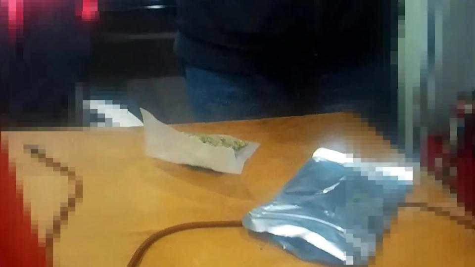 <strong>警方在屋內搜出大麻成品。（圖／翻攝畫面）</strong>