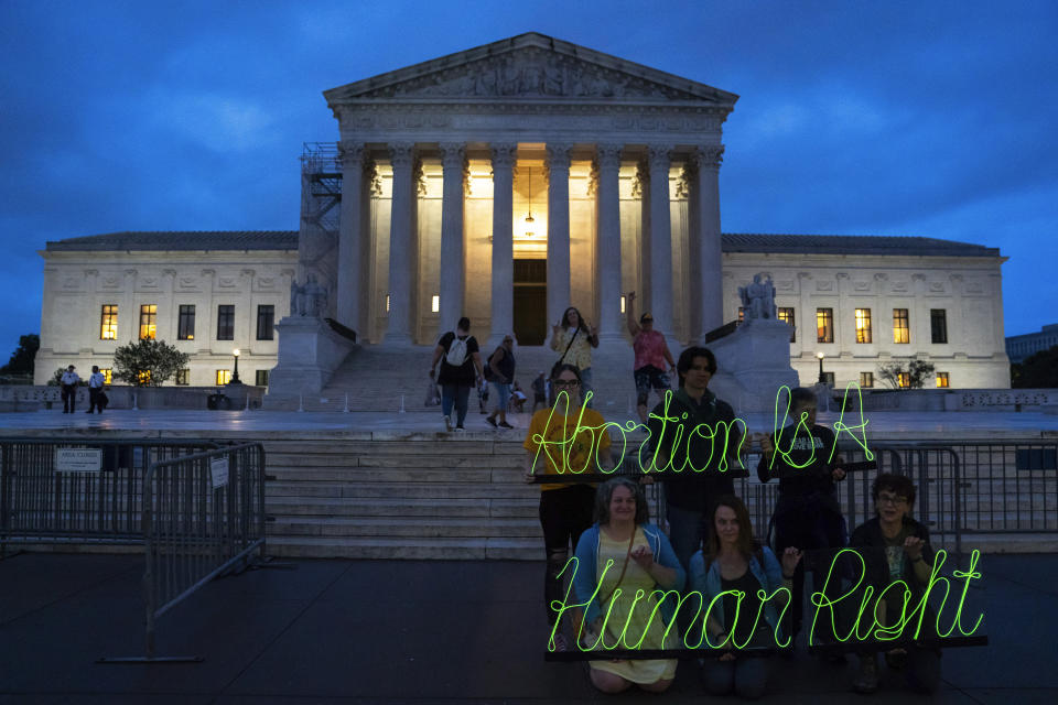 Manifestantes se pronuncian a favor del aborto en el primer aniversario del fallo de la Corte Suprema que abolió ese derecho nacional, Washington, 23 de junio de 2023. (AP Foto/Nathan Howard)