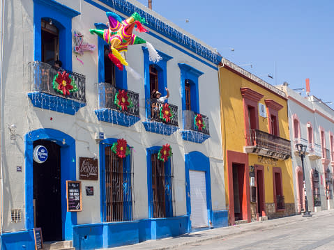 À la 5e place : Oaxaca. Les voyageurs mettent au défi chaque visiteur de ne pas tomber amoureux de cette ville mexicaine. C’est simple, elle est l’incarnation de la joie ! Ses façades colorées, ses rues pavées, son climat méditerranéen, son passé historique, l’artisanat local, ses parades bigarrées en toute occasion… Et que dire de la gastronomie locale ? Muy buena comida mexicana !