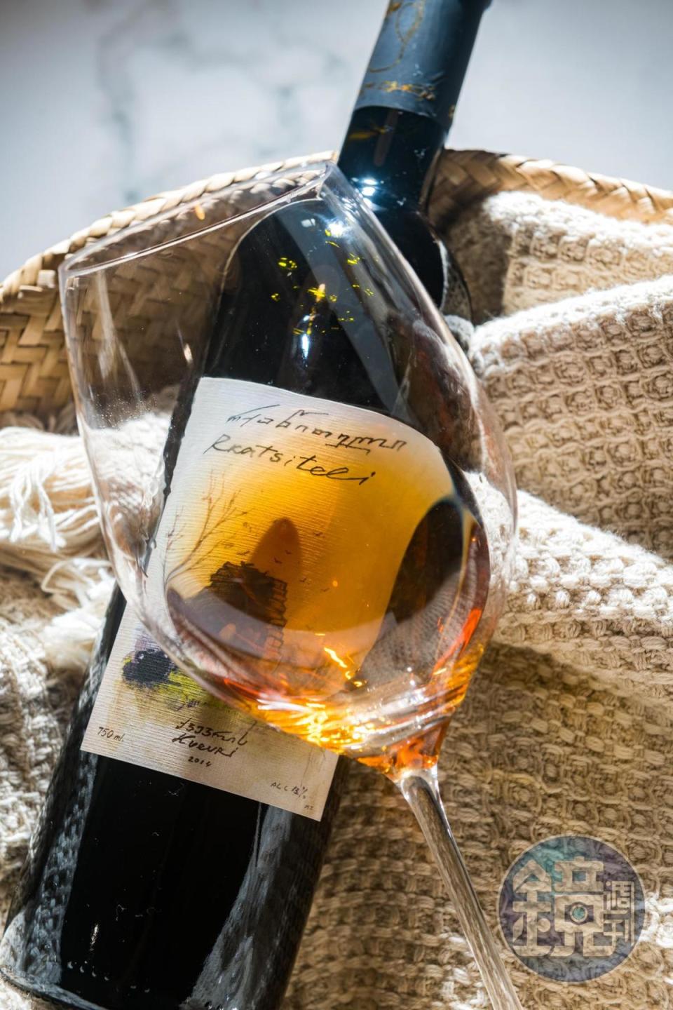 「2014 書信官的遺址Rkatsiteli White Dry Wine」以喬治亞種植最廣的白葡萄Rkatsiteli釀造，熟果乾的氣息。（1,250元／瓶）