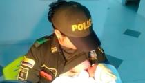 <p>Die kolumbianische Polizistin Luisa Fernanda Urrea rettete im Januar 2016 ein Baby. Die Frau, die wenige Monate zuvor selber Mutter geworden war, stillte ein geschwächtes Neugeborenes, das von ihrer Mutter ausgesetzt worden war. Urrea legte das Kind an ihre Brust an und versorgte es mit Nahrung. Ohne die Muttermilch wäre das Baby wohl verhungert.<b><br></b></p><p>Foto: Yahoo Nachrichten</p>