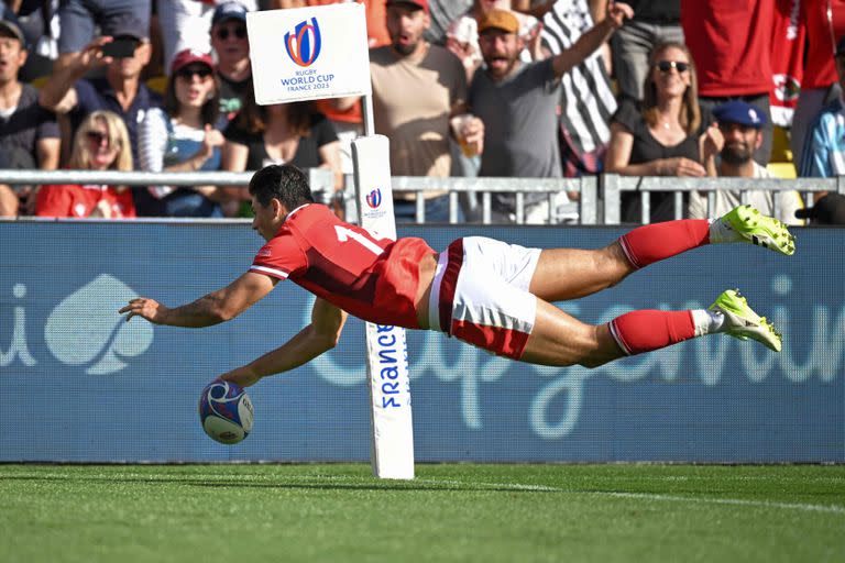 El wing galés Louis Rees-Zammit se lanza al in-goal para marcar un try en la etapa de grupos, en la que el Dragón terminó invicto.