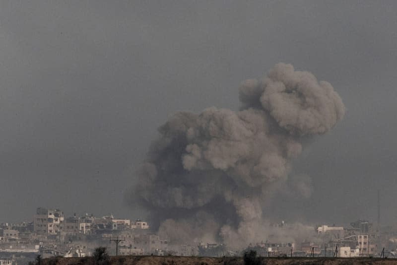 A cloud of smoke rises over the Gaza Strip as fighting between Israeli troops and Islamist Hamas militants continues. Ilia Yefimovich/dpa