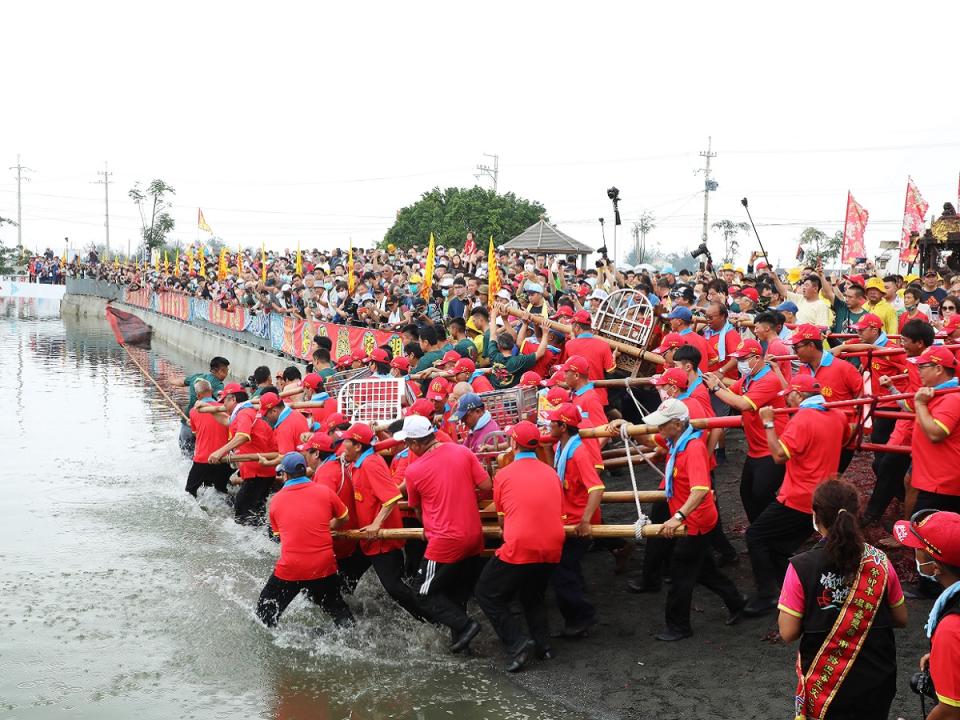 疫情減緩，今年參與祭典宮廟和陣頭比前二年多出許多。（圖：嘉義縣政府提供）