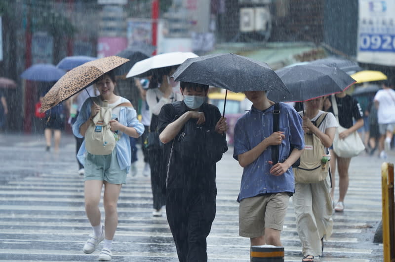 中央氣象局表示，明天持續受到低壓帶影響，新竹以南仍有不定時短暫雨，中午過後要留意午後雷陣雨。（中央社資料照）