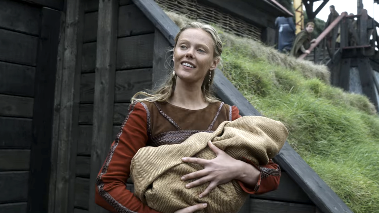  freydis holding happily her baby in jomsborg 