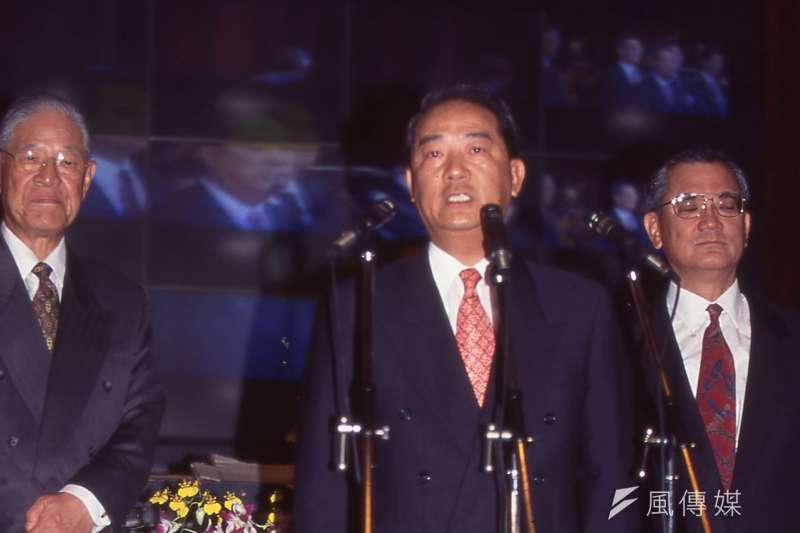 左起前總統李登輝、宋楚瑜、連戰。（新新聞資料照）