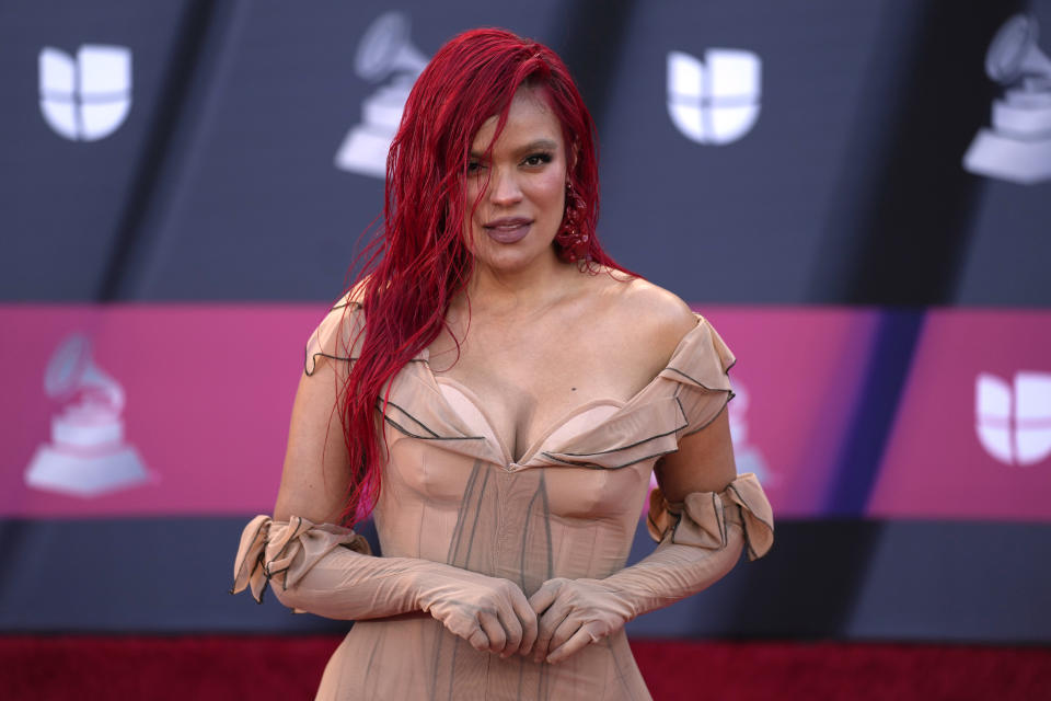 Karol G llega la 23a entrega anual del Latin Grammy en la Mandalay Bay Michelob Ultra Arena el jueves 17 de noviembre de 2022. (Foto AP/John Locher)