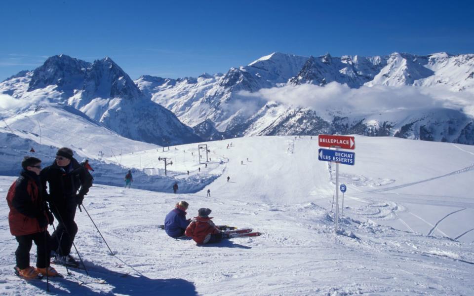 Skiers on the slopes above Vallorcine near Chamonix in France - StockShot / Alamy Stock Photo 