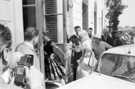 <p>Le mariage de Brigitte Bardot et Jacques Charrier, à la mairie de Louveciennes, dans les Yvelines, le 18 juin 1959.</p>