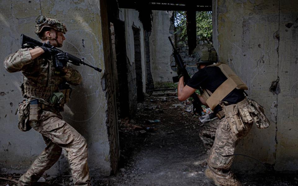 Los marines descubren cómo apoderarse y limpiar los edificios ocupados por los rusos