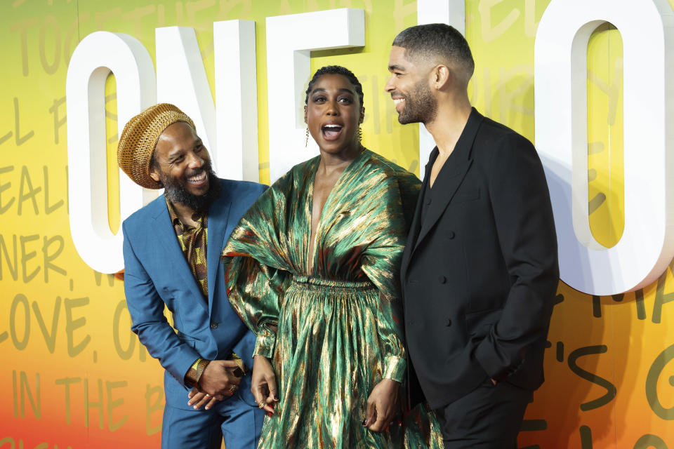 Ziggy Marley, de izquierda a derecha, Lashana Lynch y Kingsley Ben-Adir posan en la premiere de la película "Bob Marley: One Love" en Londres, el martes 30 de enero de 2024. (Foto Vianney Le Caer/Invision/AP)