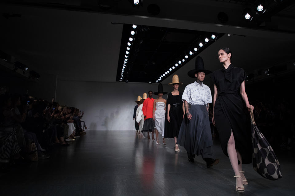 <p>Direkt im Anschluss an die New York Fashion Week findet die Herbst-/Winterausgabe der London Fashion Week vom 16. bis 20. Februar statt. Von etablierten Luxusmarken wie Burberry und Pringle Of Scotland bis hin zu Newcomern wie Peter Pilotto und Richard Malone gibt es hier einiges zu entdecken. Im September wird die zweite London Fashion Week 2018 veranstaltet.<br> (Bild: Invision/AP Photo) </p>