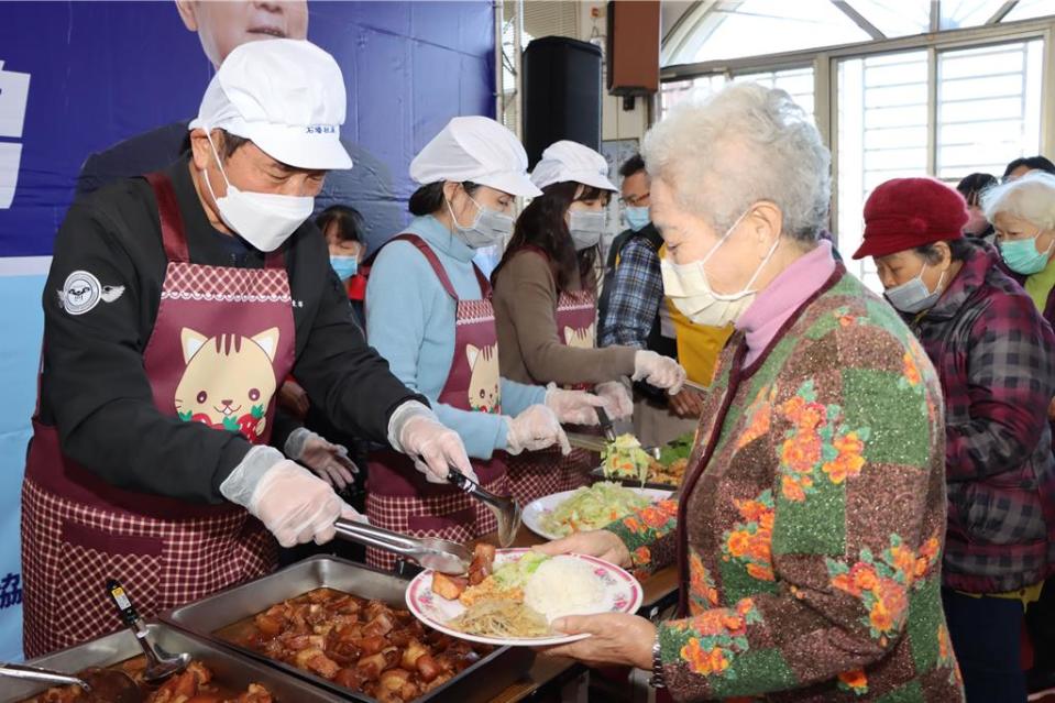 苗栗縣長鍾東錦化身志工為長輩們打飯菜。（苗栗縣政府提供／李京昇苗栗傳真）