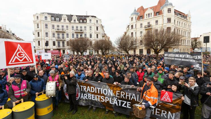 Vor knapp drei Jahren protestierten Siemens-Beschäftigte gegen die geplante Schließung des Werks in Görlitz. Die Produktionsstätte wurde schließlich vorerst gerettet. Doch jetzt geht in der Energiesparte wieder die Angst vor weiterem Stellenabbau um. Foto: dpa