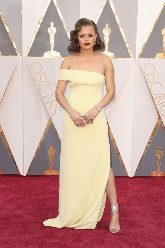 Le pire : Andra Day porte une robe bustier jaune à la 88e cérémonie des Oscars, le 28 février 2016 à Hollywood en Californie.