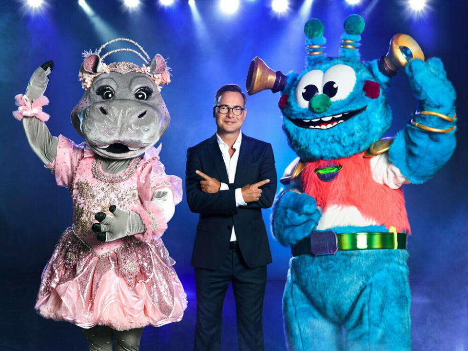 Die ersten Kostüme der neuen "The Masked Singer"-Staffel, vorgestellt von Moderator Matthias Opdenhövel (Bild: ProSieben/Marc Rehbeck)