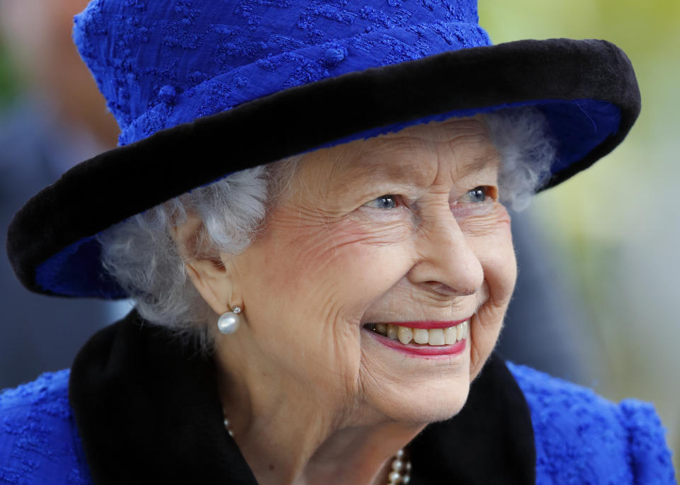 Queen Elizabeth smiles at Ascot