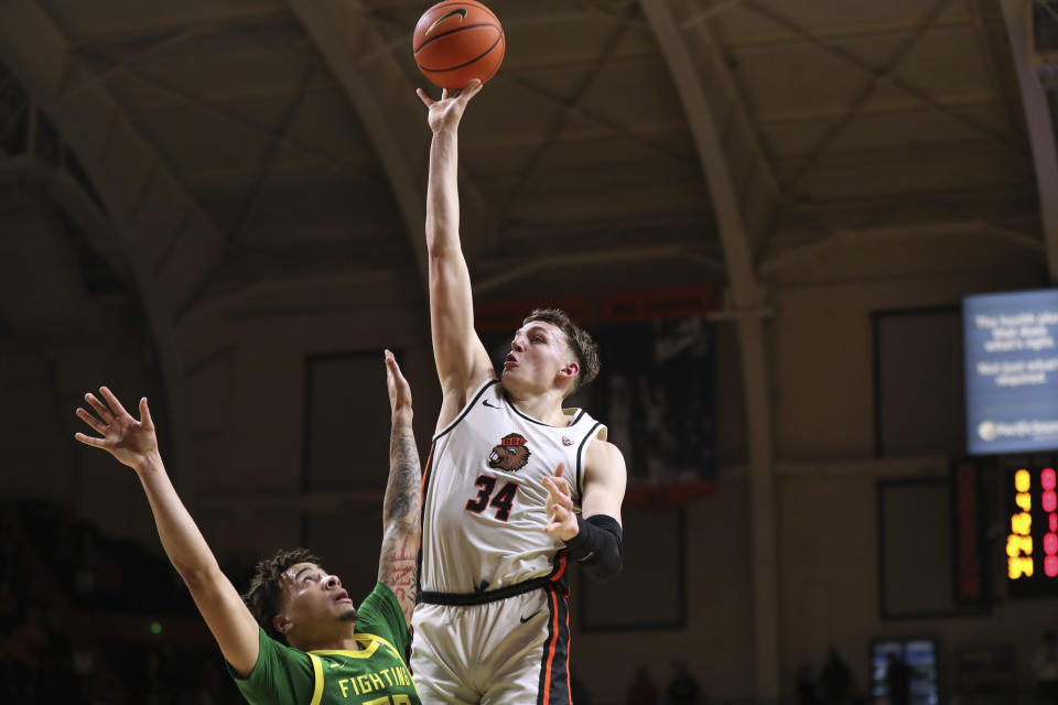 Oregon State forward Tyler Bilodeau (34) shoots over Oregon guard Jadrian Tracey (22) during the first half of an NCAA college basketball game Saturday, Feb. 17, 2024, in Corvallis, Ore. (AP Photo/Amanda Loman)