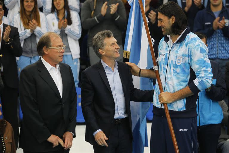 Mauricio Macri entrega la enseña argentina a Luis Scola, designado abanderado de la delegación nacional para los Juegos Olímpicos Río de Janeiro 2016.