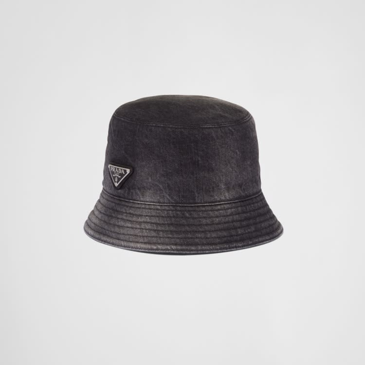 這款黑色牛仔布漁夫帽有著些許漸層刷色，讓整體看起來更酷、更有洗舊感 Source:Prada
