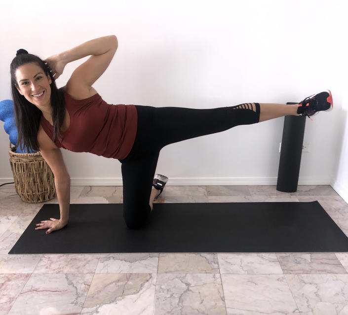 Modified side plank (elbow to knee) (Stephanie Mansour)